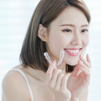 インビザラインを装着する女性
